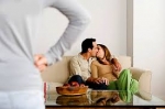Chồng đi công tác thưa... về nhà