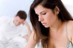 Chồng đi công tác nước ngoài, vợ ở nhà hú hí và bị bắt quả tang