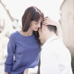 Thám tử theo dõi mẹ “ngoại tình”